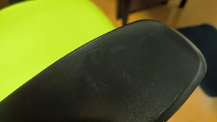 シルフィー 肘パッド 表面の亀裂