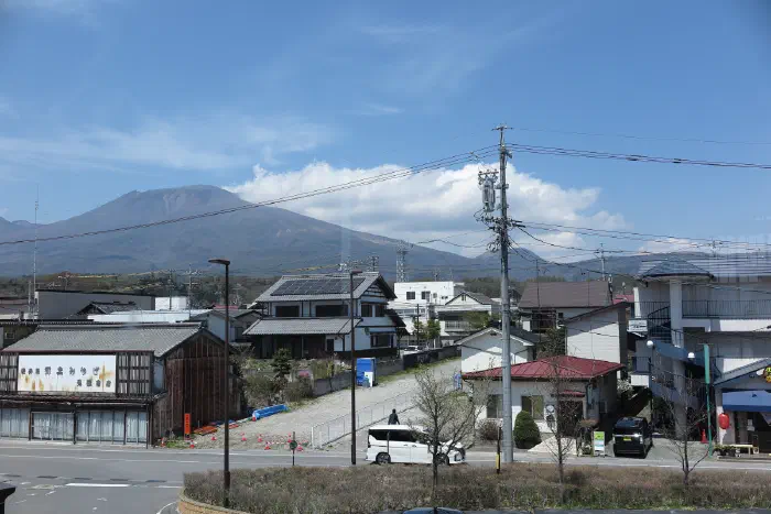 中軽井沢駅から浅間山を望む