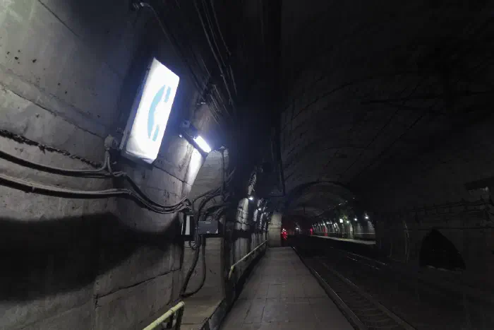 筒石駅 非常電話表示