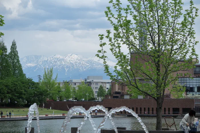 富岩運河環水公園から立山連峰を望む