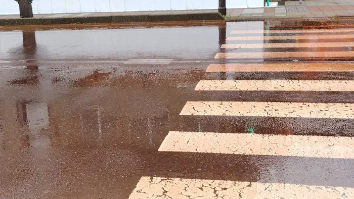 消雪パイプによる路面の変色