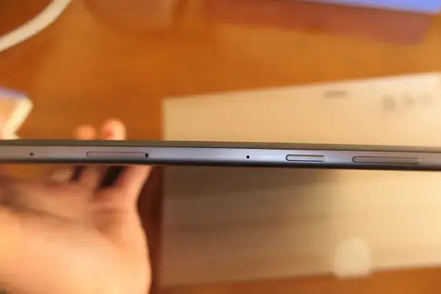 Lenovo Tab M10 上面ボタン類