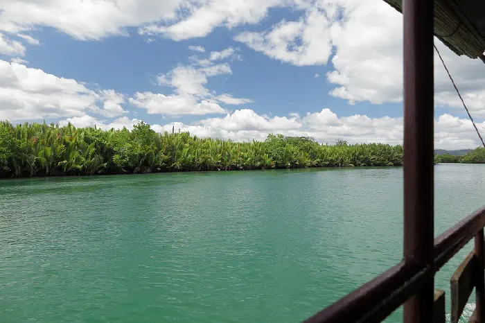 ロボック川 水上レストラン