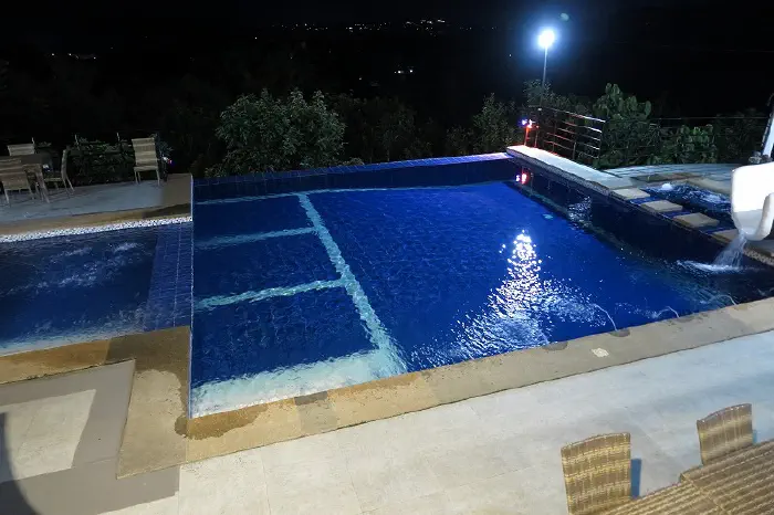 ホテル付属プール