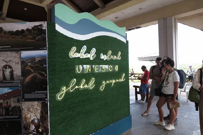 チョコレート・ヒルズ 看板